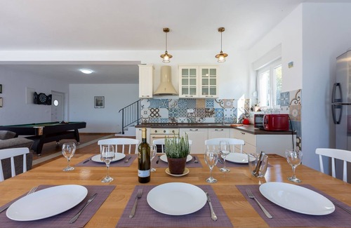 Smrika Casa | Fascinante villa con fantásticas vistas al mar a la isla de Krk con piscina privada, tenis de mesa, billar, barbacoa