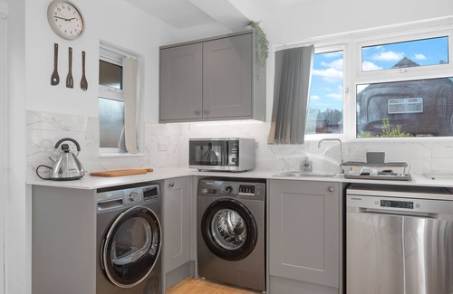 Severn Beach Casa | Fast Wi-Fi | Modern Amenities | IPTV | Alexa | Sleeps 8