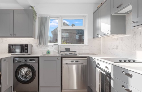 Severn Beach Casa | Fast Wi-Fi | Modern Amenities | IPTV | Alexa | Sleeps 8