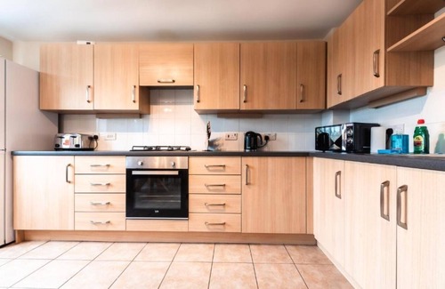Holbrooks Casa | Fast Wi-Fi, Parking Available, Special Discount & Contractors in Coventry