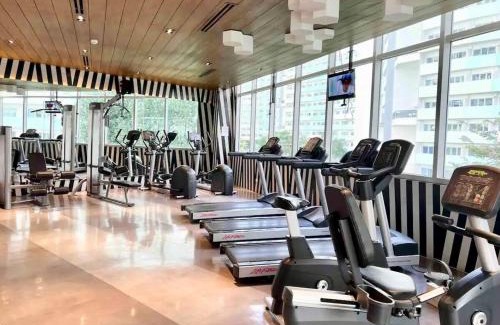 Matandang Balara Apartamento | Fast WiFi - Free Pool Access - Netflix - Hot Shower
