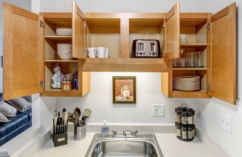 Wauwatosa Apartamento | EarNear Froedtert✦Sanitizado entre invitados✦King Bed Apt