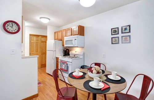 Wauwatosa Apartamento | EarNear Froedtert✦Sanitizado entre invitados✦King Bed Apt