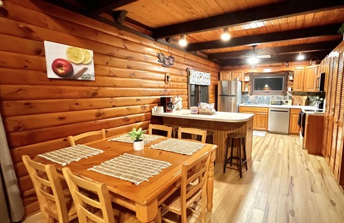 The Woods Cabina | Fast WiFi; Pools, Hiking, fishing, golf. Dog friendly, sports center