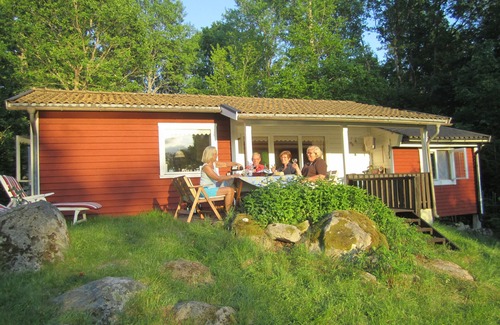 Holmsjo Casa | Casa de la familia de vacaciones agradable en una gran parcela - justo en el lago