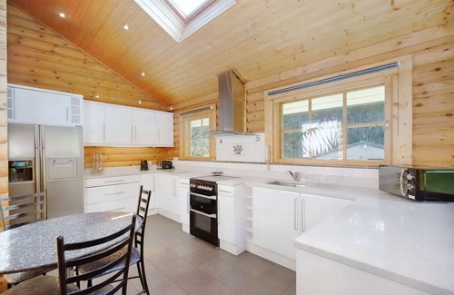Bingley Cabina | Faweather Grange - 5 Star - Pet Friendly - Hot Tub - Scandinavian Log Cabin