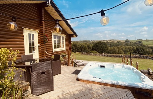 Bingley Cabina | Faweather Grange - 5 Star - Pet Friendly - Hot Tub - Scandinavian Log Cabin