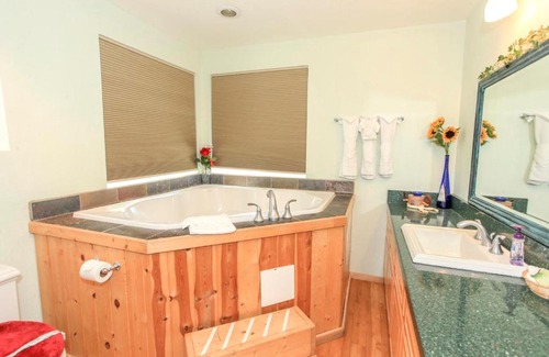 Fawnskin Casa | Fawnskin Lakeside Cabin - Nice cozy duplex with mountain views with a Jet Tub!