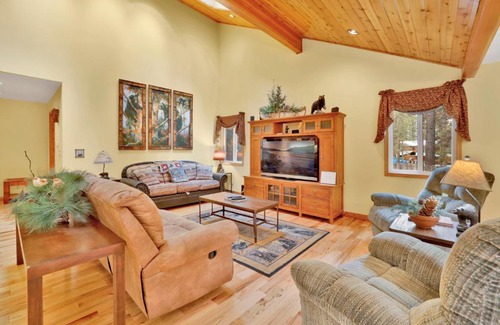 Fawnskin Chalet De Esquí | Fawnskin Log Cabin- Luxurious Group Log Cabin Estate- Hot Tub- Walk to Lake