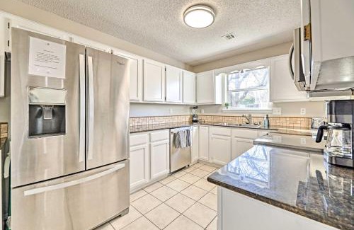 Fayetteville Casa | Fayetteville Home with Hot Tub about 3 Mi to U of A!
