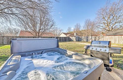 Fayetteville Casa | Fayetteville Home with Hot Tub about 3 Mi to U of A!