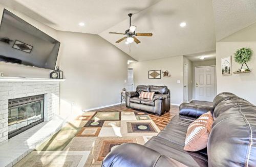 Fayetteville Casa | Fayetteville Home with Hot Tub about 3 Mi to U of A!