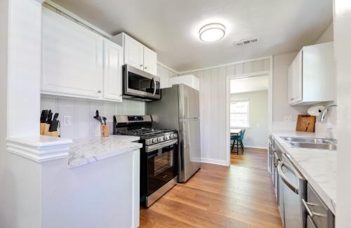 Fayetteville Casa | Fayetteville Retreat with Yard - Walk to Campus!