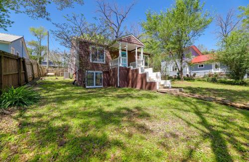 Fayetteville Casa | Fayetteville Retreat with Yard - Walk to Campus!
