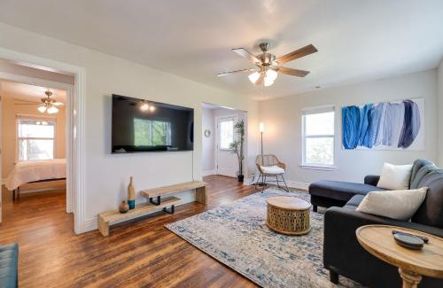 Fayetteville Casa | Fayetteville Retreat with Yard - Walk to Campus!