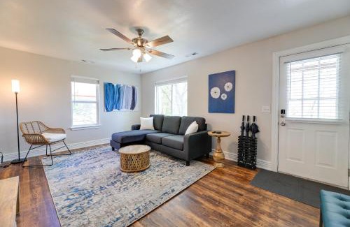 Fayetteville Casa | Fayetteville Retreat with Yard - Walk to Campus!