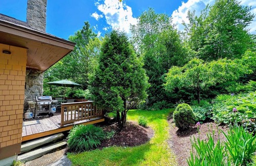 Bretton Woods Casa | FC17 Stylishly renovated Forest Cottage walk to ski trails wifi cable ping pong AC