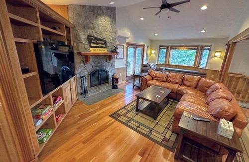 Bretton Woods Casa | FC43 Renovated cozy spacious cottage with AC, air hockey, wifi close to ski trails!