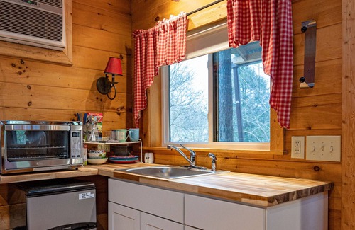 Franklin Cabaña | Feathered Nest - Picturesque Creekside Cottage in Peaceful Valley!