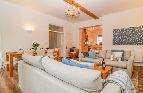 Blythburgh Cabaña | FEATHERS, BLYTHBURGH, pet friendly, with pool in Reydon