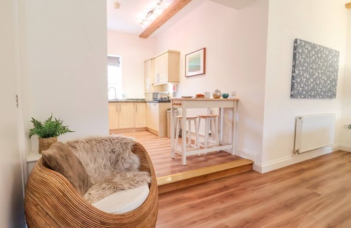 Blythburgh Cabaña | FEATHERS, BLYTHBURGH, pet friendly, with pool in Reydon