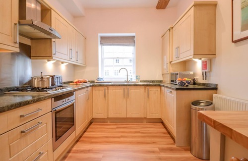 Blythburgh Cabaña | FEATHERS, BLYTHBURGH, pet friendly, with pool in Reydon