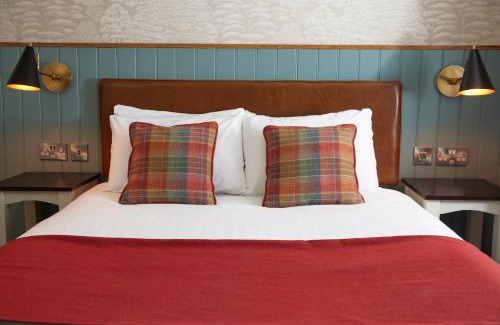 Wadesmill Casa | Feathers by Chef & Brewer Collection