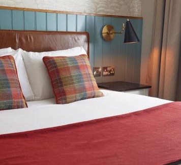 Wadesmill Casa | Feathers by Chef & Brewer Collection