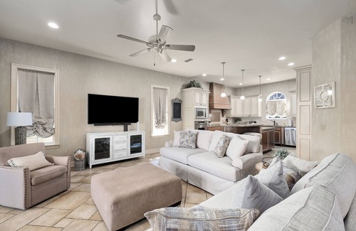 St. Tropez Casa | FEATURED ON THE AMERICAN DREAM TV SHOW! HOME SLEEPS 10,PRIVATE BEACH ACCESS,POOL