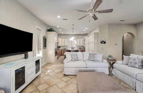 St. Tropez Casa | FEATURED ON THE AMERICAN DREAM TV SHOW! HOME SLEEPS 10,PRIVATE BEACH ACCESS,POOL