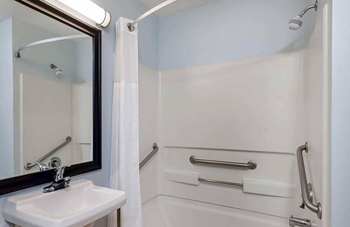 East Las Vegas Apartamento | Featuring a year round indoor pool and a hot tub .