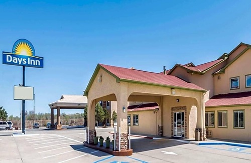 East Las Vegas Apartamento | Featuring a year round indoor pool and a hot tub .
