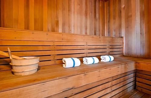 East Las Vegas Apartamento | Featuring an indoor swimming pool and hot tub .