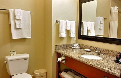 East Las Vegas Apartamento | Featuring an indoor swimming pool and hot tub .