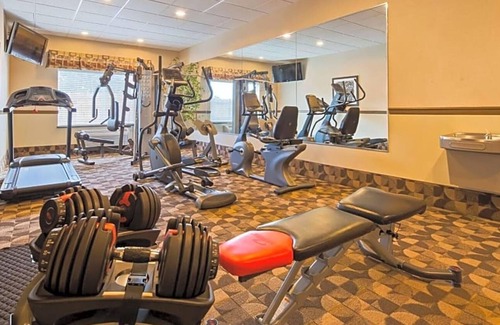 East Las Vegas Apartamento | Featuring an indoor swimming pool and hot tub .
