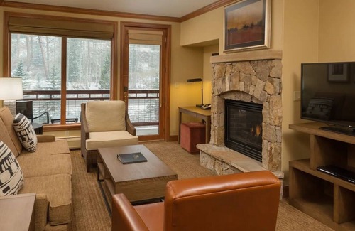Four O'Clock Cabina | Feb. 10-17 Best in Breck. Hilton Valdoro. 2 BR, 2 Bath. Pvt deck and hot tub