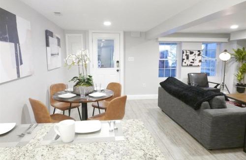Northwest Apartamento | Federalist Style Rowhouse sleeps 4 with parking