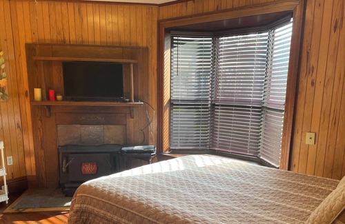Williston Casa | Feel at home in comfortable Williston Historic Hm close to everything you need.