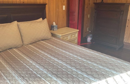 Williston Casa | Feel at home in comfortable Williston Historic Hm close to everything you need.