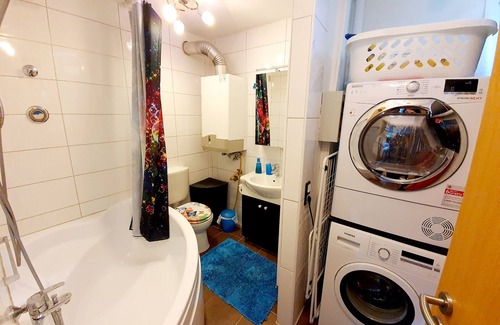 Landstuhl Apartamento | Feel at home in my modern art studio apartment!