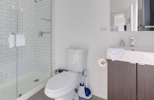 River West Apartamento | Feel Comfy And Cozy At This Lovely Chi-town Home Away From Home - 747 Lofts Cabin 308 by RedAwning