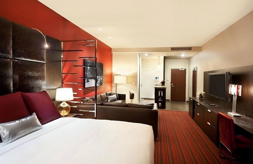 Downtown Las Vegas Hotel | Feel Good and Fine in Las Vegas! 4 Spacious & Modern Units with Free Parking!