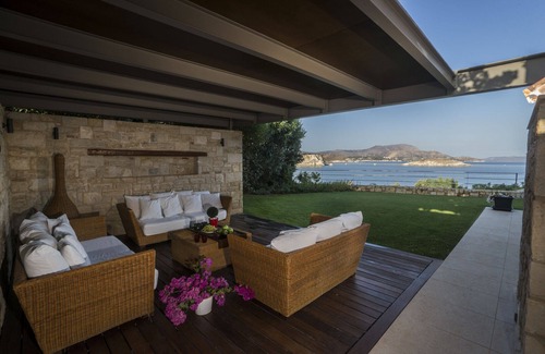 Plaka Villa | Siéntase como viajar en un crucero de lujo. Las mejores vacaciones tranquilas.