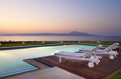 Plaka Villa | Siéntase como viajar en un crucero de lujo. Las mejores vacaciones tranquilas.