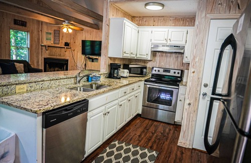 Pine Mountain Chalet De Esquí | Feel secluded in this spacious chalet steps from our amenities!