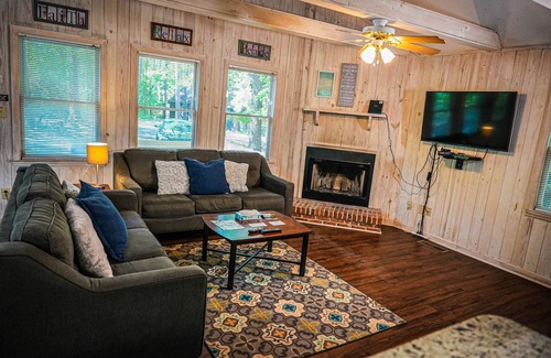 Pine Mountain Chalet De Esquí | Feel secluded in this spacious chalet steps from our amenities!