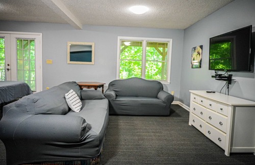 Pine Mountain Chalet De Esquí | Feel secluded in this spacious chalet steps from our amenities!