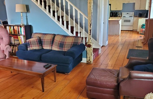 Greater Napanee Cabaña | Feel the Country Vibe in this 4-bedroom Farmhouse Inn! Close to Kingston, PEC