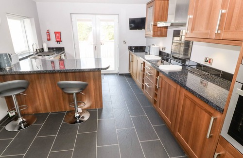 Dwyran Cabaña | FELIN COTTAGE, family friendly, with open fire in Newborough