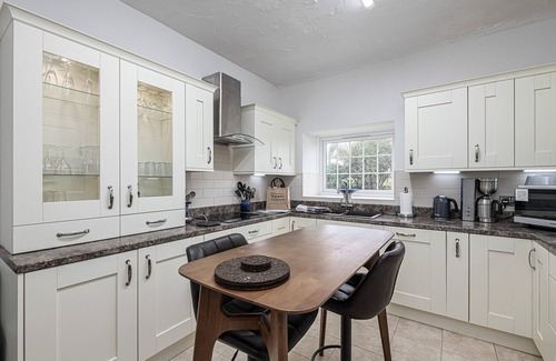 Llanfaelog Cabaña | Felin Traeth Cottage - a bungalow that sleeps 8 guests in 4 bedrooms